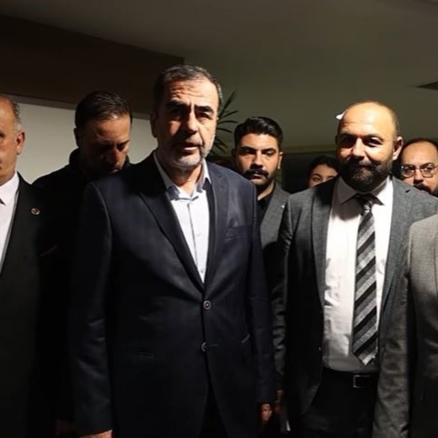 AK Parti'den, CHP'li meclis üyelerine "tutarlı siyaset yapın" çağrısı
Başka...