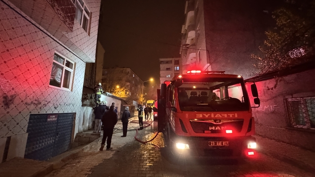 Elazığ'da metruk evde çıkan yangın söndürüldü