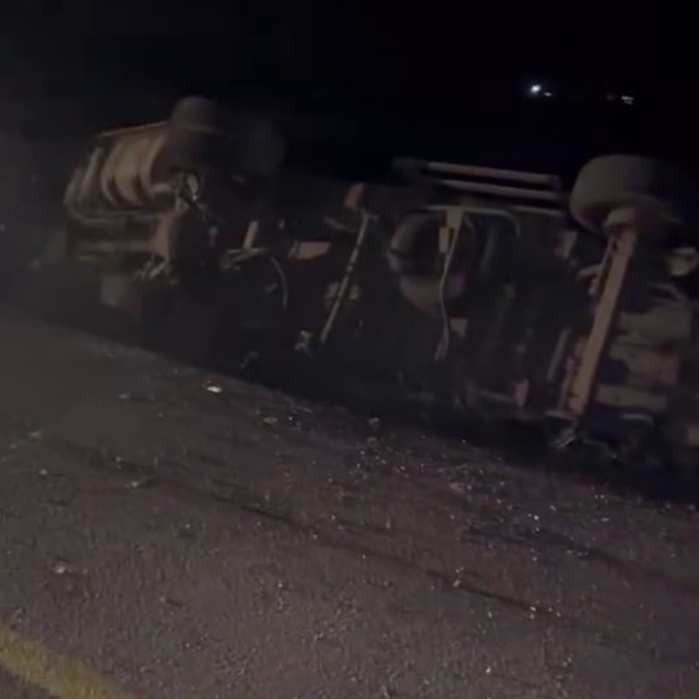 Kontrolden çıkan kamyon elektrik direğine çarparak devrildi, mahalle karanl...