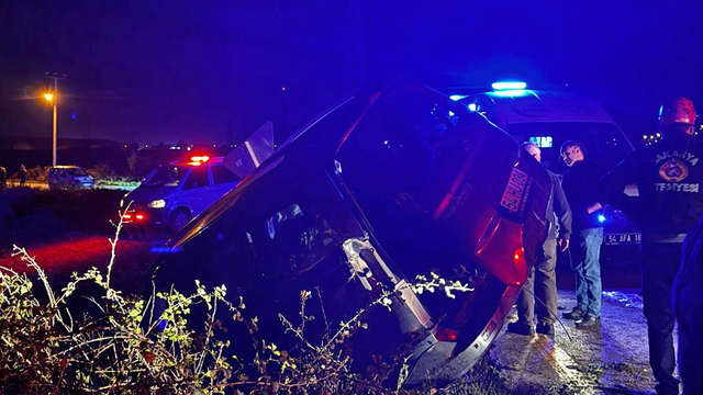 Sakarya'da iki hafif ticari aracın çarpıştığı kazada bir kişi öldü, iki kişi yaralandı