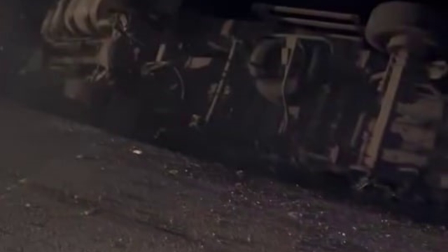 Kontrolden çıkan kamyon elektrik direğine çarparak devrildi, mahalle karanlığa büründü