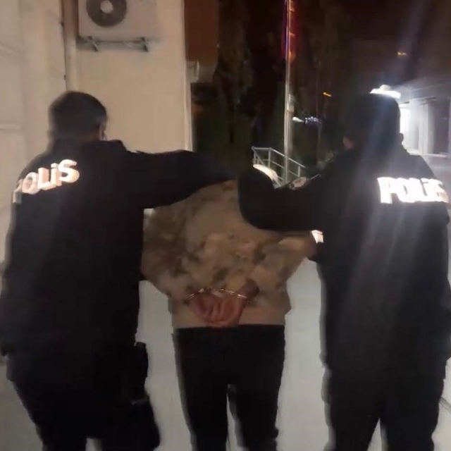 Temizlik için girdiği evdeki ziynet eşyalarını çaldı: 1 gözaltı
Çalınan ziy...
