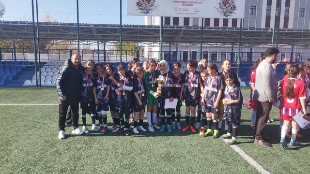 Özalplı kız futbol takımı il birincisi oldu