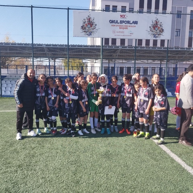 Özalplı kız futbol takımı il birincisi oldu