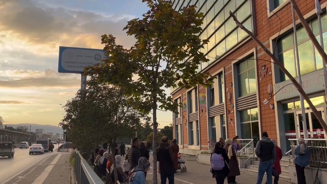 Bursa'da bir okulda profiterol yiyen 8 öğrenci fenalaştı: Tarihi geçmiş başka ürünler de bulundu
Veliler ayakta: Kantinde hem zehirlenme şüphesi hem de tarihi geçmiş ürün skandalı