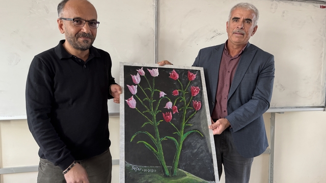 İnşaat ustası, Öğretmenler Günü'nde çizdiği tabloyu bir öğretmene hediye etti