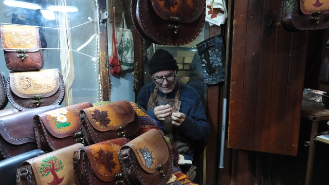 66 yıldır teknolojiye direnerek çanta yapıyor
5 metrekarelik dükkanında el emeği çantalar yapıyor
