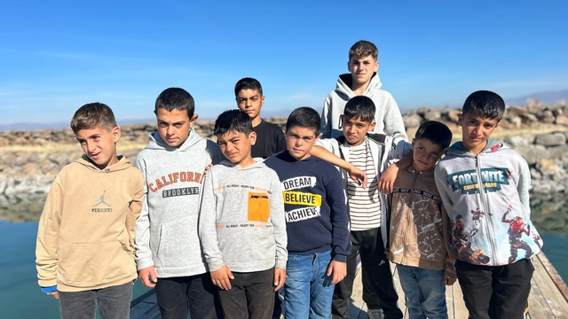 Van Gölü'nde yazın sararan saçlar kışın eski rengine döndü
Van Gölü'nde mevsimsel saç değişimi: Yazın sarı, kışın koyu ton
Van Gölü'nün "sarı saçlı çocukları" kışla birlikte eski görünümlerine kavuştu