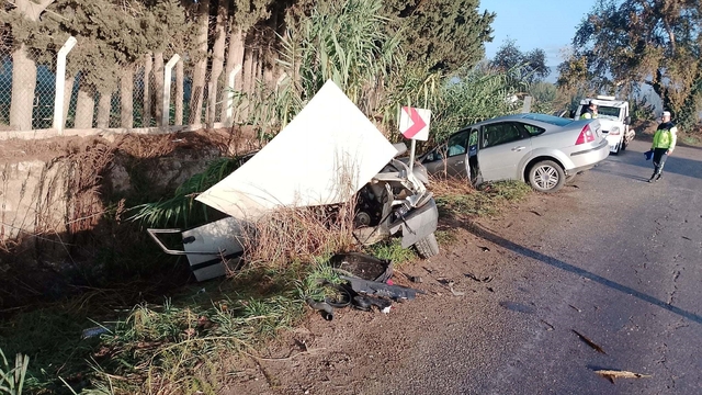 Ödemiş'te hatalı sollama kazası: 3 yaralı