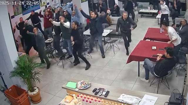 Trabzonspor gol attı taraftarlar böyle coştu
Son dakika golü sevinci zirveye çıkardı