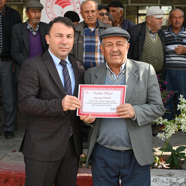 Tavas'ta zeytin seferberliği kapsamında açılan Tarla Okulu ilk mezunlarını...