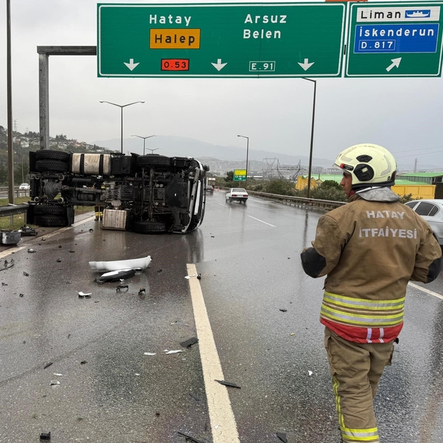 İskenderun'da devrilen tırın sürücüsü yaralandı
