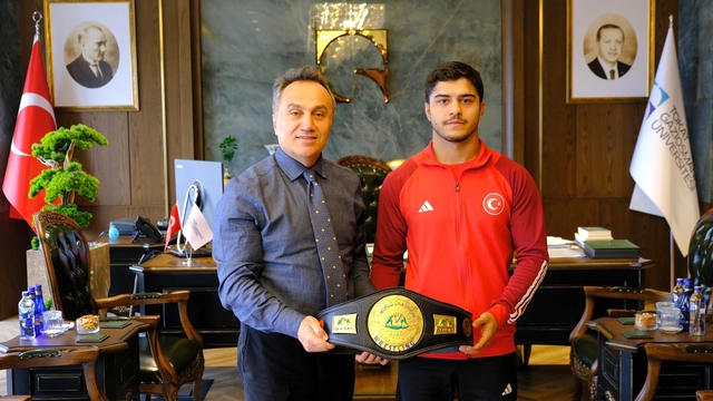 Başarılı sporcudan TOGÜ Rektörü Yılmaz'a ziyaret