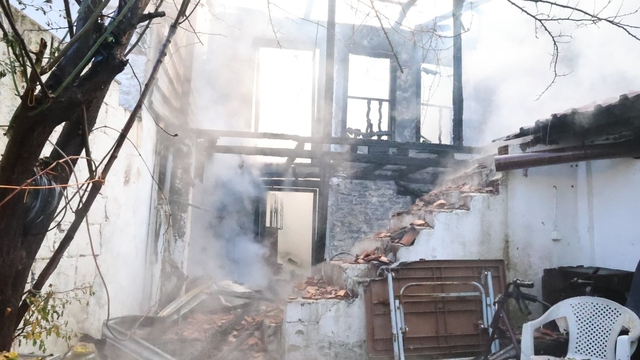 Menteşe'deki yangında 2 ev kullanılmaz hale geldi