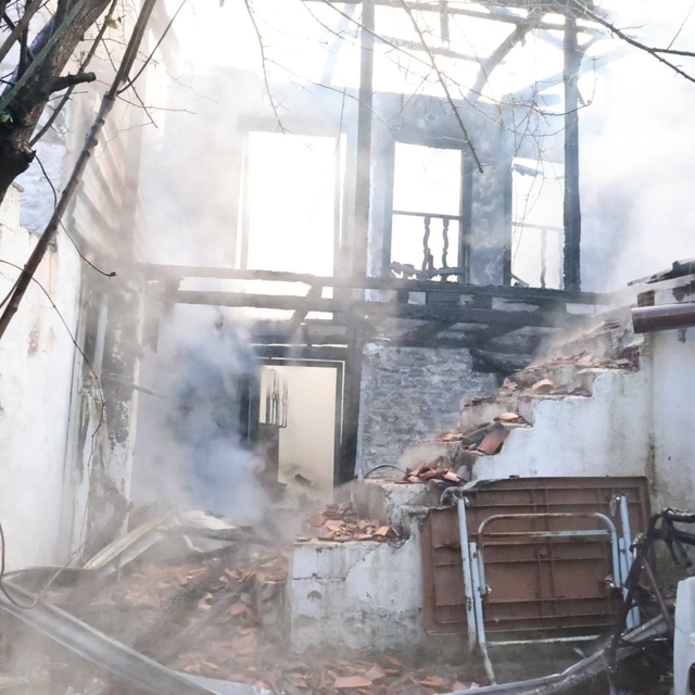 Menteşe'deki yangında 2 ev kullanılmaz hale geldi