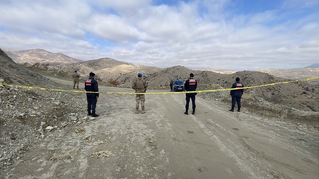 Göçük altında kalan şantiye müdürünü arama çalışmaları 9. Gününde devam etti
Sivas'ın Divriği ilçesinde Fimar Madencilik firmasına ait demir madeninde göçük altında kalan şantiye müdürü için başlatılan arama çalışmalarında 9. güne girildi