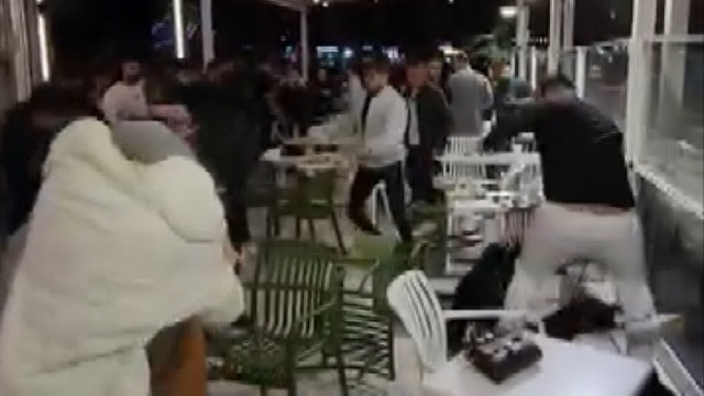 Kafede tekmeli-yumruklu kavga kamerada