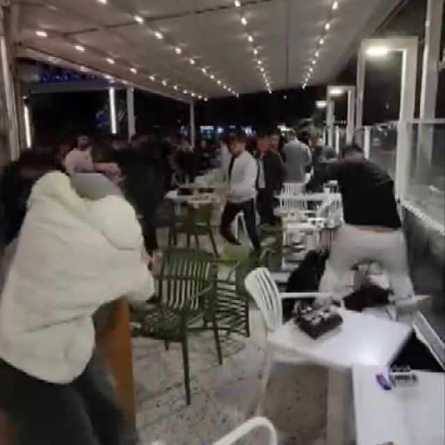 Kafede tekmeli-yumruklu kavga kamerada