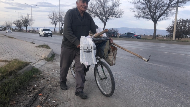 84 yaşında pedal çevirerek geçimini sağlıyor
Yol kenarlarından topladığı şişeleri, kutuları satarak bütçesine katkı sağlıyor
İlerlemiş yaşına rağmen çalışma azmiyle gençlere taş çıkartan Kamil Köprülü:
"Bana maşallah demeyin, siz de çalışın"