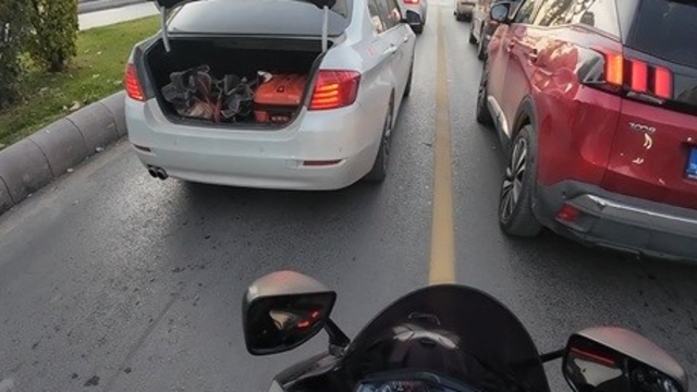 Trafikte bagajı açık kalan aracın yardımına motosiklet sürücüsü yetişti