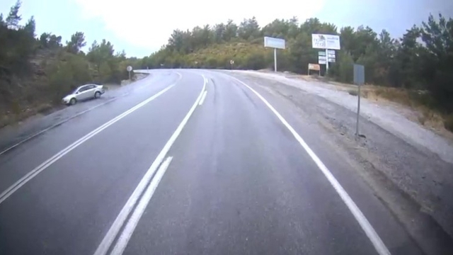 Antalya'da yağış nedeniyle kayganlaşan yolda otomobil takla attı: 2 yaralı
Kaza anı karşı yönden gelen başka bir aracın kamerasına yansıdı