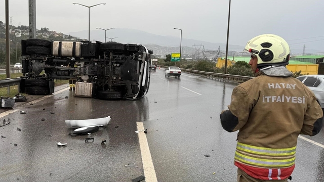 İskenderun'da devrilen tırın sürücüsü yaralandı