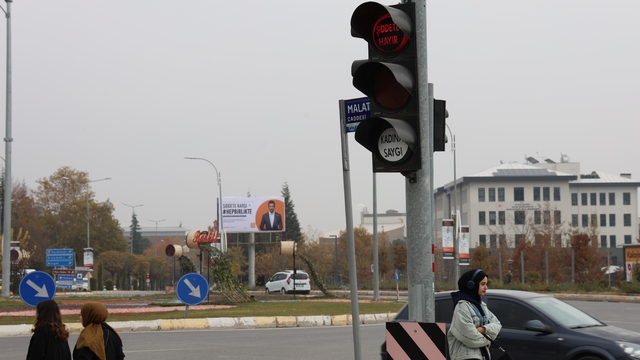 Türkiye'de ilk uygulama: Trafik sinyalizasyonlarında "Şiddete Hayır" ve "Kadına Saygı" mesajı
Elazığ'ın simge noktaları turuncu ışıkla aydınlatıldı