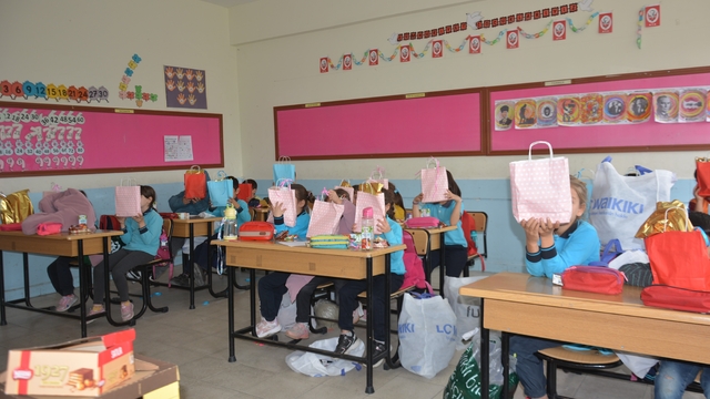 Ordu'da ilkokul öğrencilerinin hediyeleşme mutluluğu
