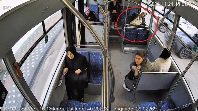 Otobüste fenalaşan adam için zamanla yarış...Yolcularla birlikte acile böyle çekti
Bursa Büyükşehir Belediye Otobüsü şoförü seyir halindeyken araçta fenalaşan yolcuyu güzergah dışına çıkıp hastaneye yetiştirdi