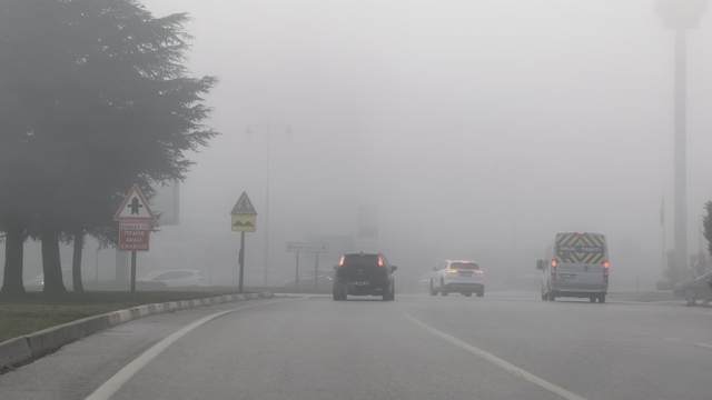 İnegöl'de etkili sis, görüş mesafesini 10 metreye düşürdü