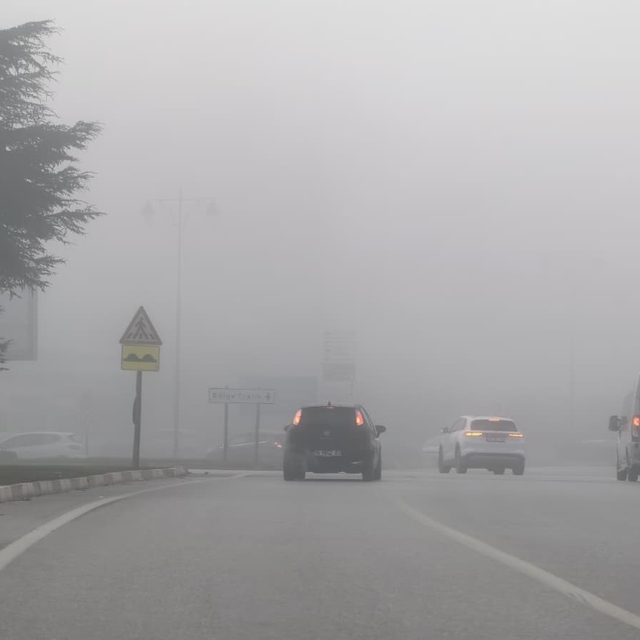 İnegöl'de etkili sis, görüş mesafesini 10 metreye düşürdü