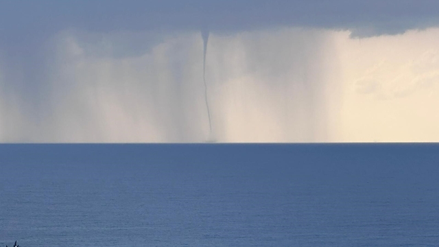 Antalya'da ardı ardına çıkan hortumlar kamerada
Denizde 5'er dakika arayla çıkan iki hortum, 10 dakika sonra etkisini yitirdi