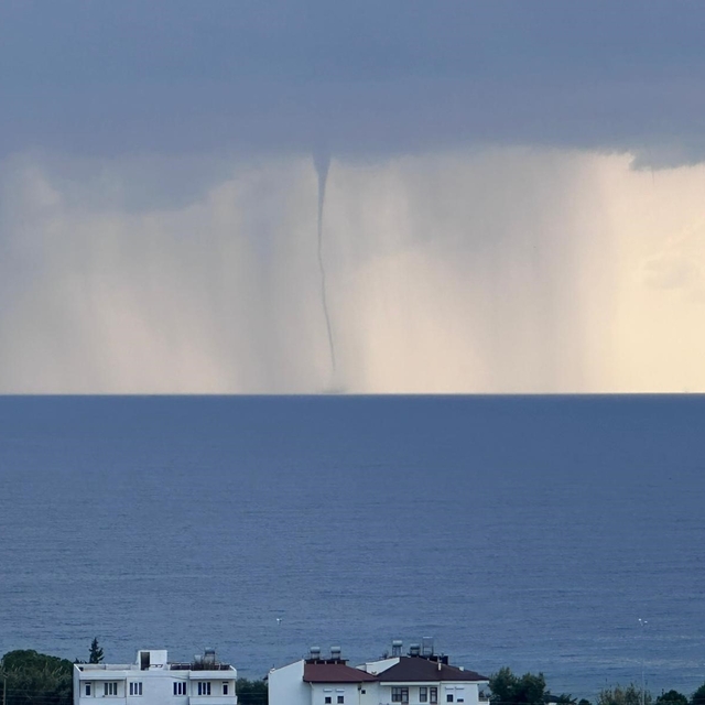 Antalya'da ardı ardına çıkan hortumlar kamerada
Denizde 5'er dakika arayla...