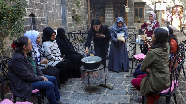 Kadınlar doğal şifa karışımlarını öğreniyor