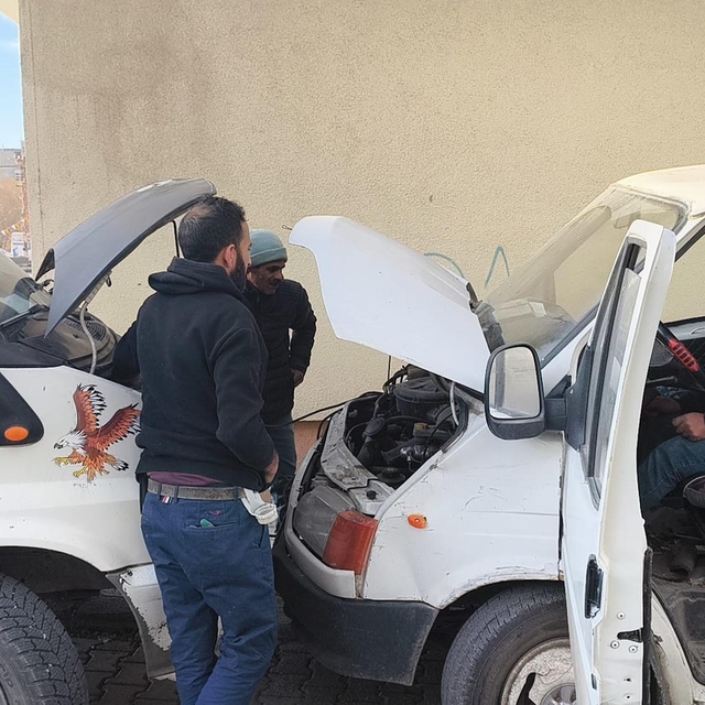 Kars'ta araçların motorları dondu