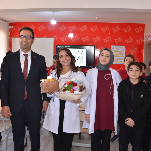 Genç öğretmene anlamlı tören: Müzik Öğretmeni Hacer İçoğlu ilk cübbesini gi...