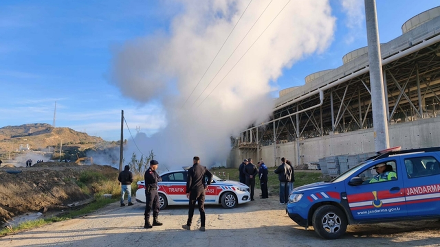 Aydın'da sıcak su boru hattı patladı; yol trafiğe kapandı