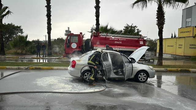 Seyir halindeki otomobil yandı: Sürücü kendisini araçtan dışarı attı
Yanmaya başlayan otomobilin sürücüsünde yanıklar oluştu