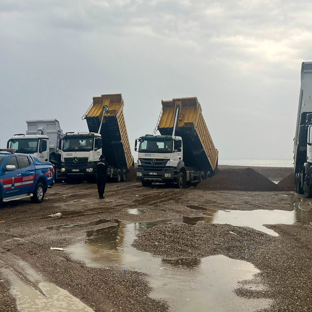 Çalınan 50 kamyon kum, sahilde dev çukurlara neden olan yerlerine döküldü