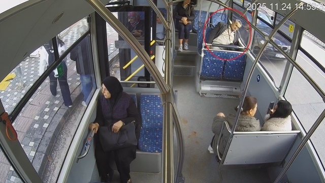 Belediye otobüsü şoförü, kalp krizi geçiren yolcuyu hastaneye yetiştirdi; o anlar kamerada