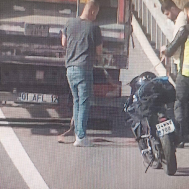 Kamyonetin arkasına bağlanan motosikletle ilerleyen sürücülere para cezası