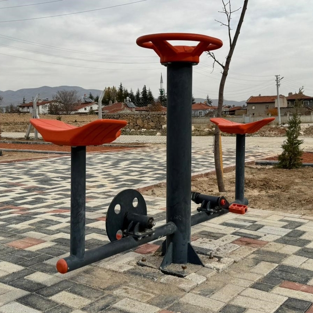 Yeni açılan park vandalların hedefi oldu