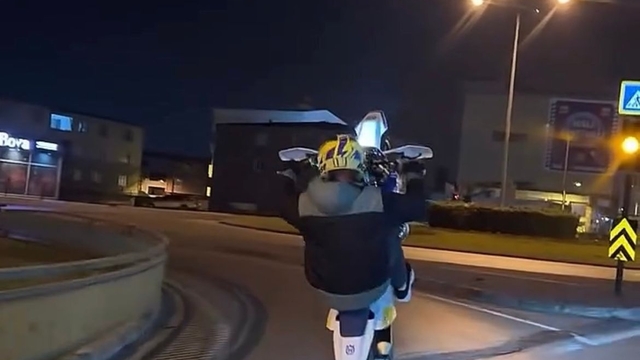 Motosikleti ile tek teker üzerinde ilerleyip, akrobasi hareketleri yaptı