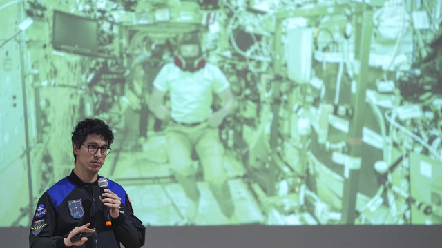 Astronot Tuva Cihangir Atasever, İzmir'de öğrencilerle buluştu