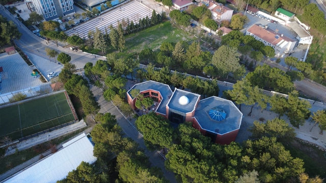 Görmeyi çok istediği eseri onun adıyla açıldı
Demirci'de Özgen İzmiroğlu Kültür, Bilim ve Teknoloji Merkezi açıldı