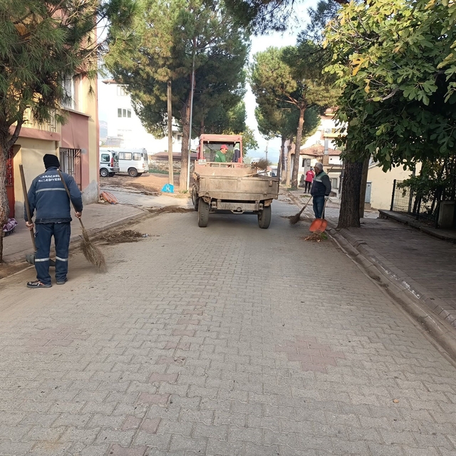 Karacasu'da çevre temizliği için ekipler sahada