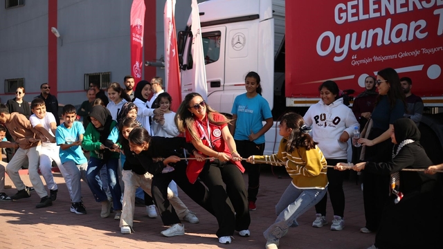 Bir tır dolusu mutluluk Manisa'ya geliyor