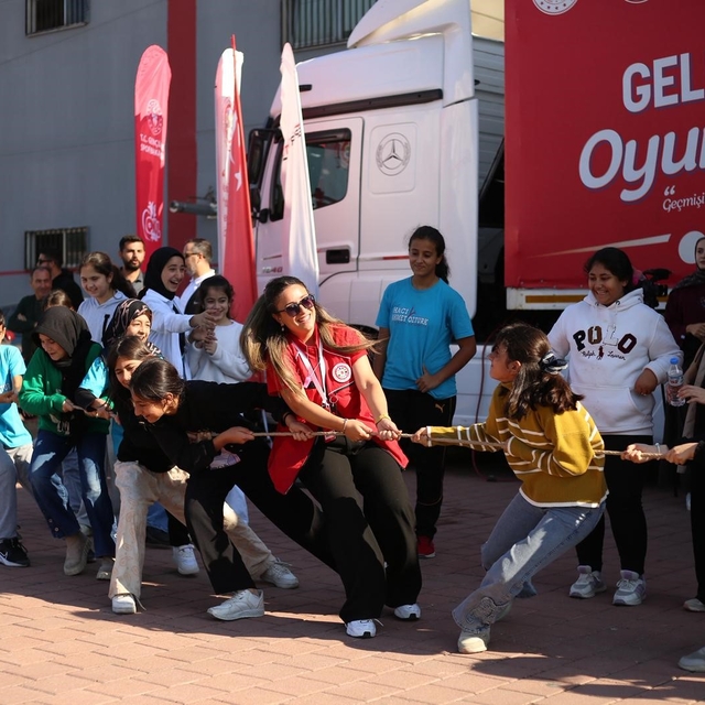 Bir tır dolusu mutluluk Manisa'ya geliyor