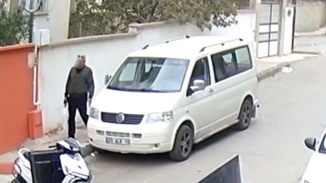 Gaziantep'te kocası tarafından silahla vurulan kadın hayatını kaybetti
Katil zanlısının eve geliş anı kamerada