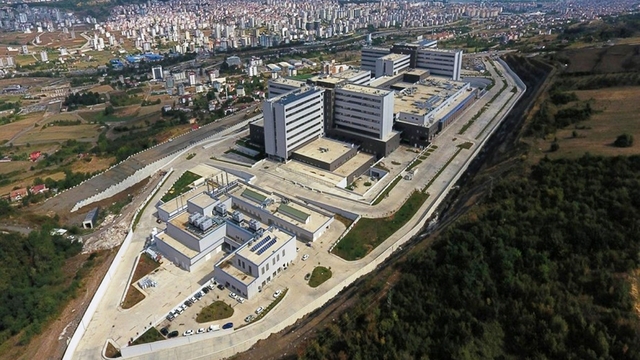 Samsun Şehir Hastanesi 80 yatakla hizmete başlıyor
Samsun Büyükşehir Belediye Başkanı Halit Doğan:
"Şehir Hastanesi, Göğüs Hastanesi'ndeki 80 yatağın taşınması ile hizmete başlayacak"
"300 milyon TL'lik yatırımla şehir merkezindeki eski içme suyu boruları değiştirilecek"
"Odak Samsun ile 10 binden fazla vatandaşa ilçeleri gezdirdik"
"Şehir içi toplu taşımada günlük 190 bin yolcu taşıyoruz"
"Elektrikli bisikletler ile 30 bin karbon salınımını engelledik"